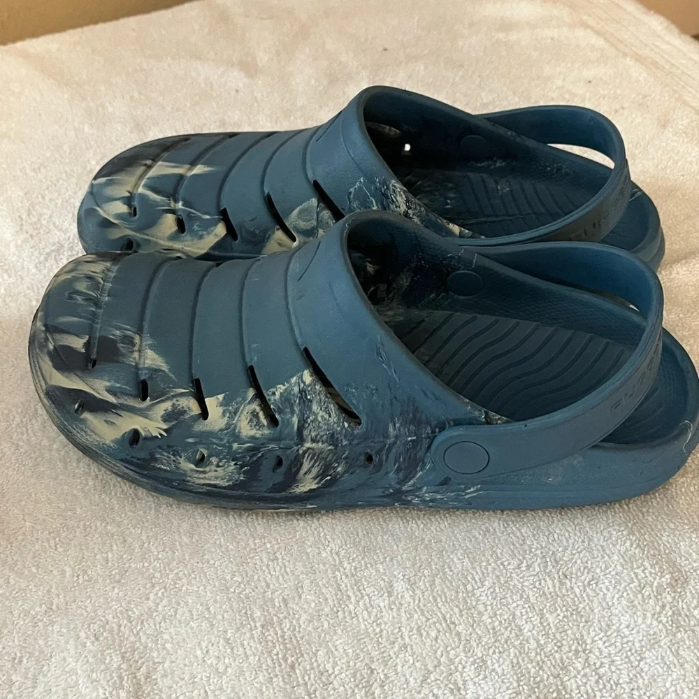 Rugged Shark Tie Dy Sandals Sz 9